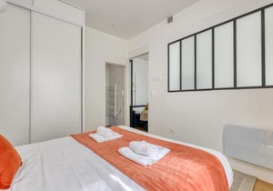 New and quiet 1 Bdr Flat in the Heart of Paris 12