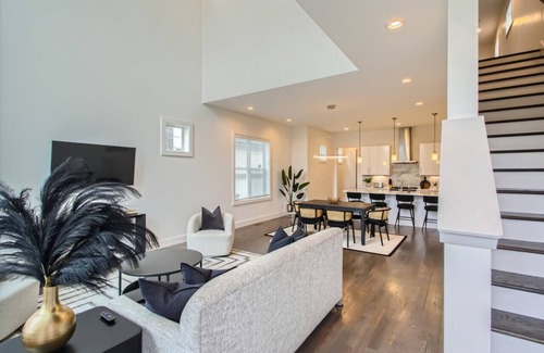 Hurwood Heights House | 11- Modern Retreat - The Music City Collection