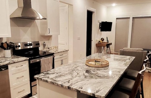 Inglewood Condo | 3Bed-3BA Luxury Condo-Gym-Rooftop Deck-No Steps-WIFI-Granite-Selfie Wall-Opry