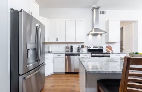 Inglewood Condo | 3Bed-3BA Luxury Condo-Gym-Rooftop Deck-No Steps-WIFI-Granite-Selfie Wall-Opry