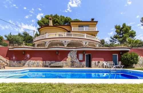 Torrelles de Llobregat Villa | 535 m² Villa ∙ 6 bedrooms ∙ 12 guests