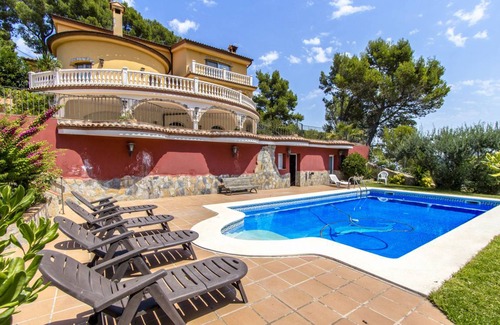Torrelles de Llobregat Villa | 535 m² Villa ∙ 6 bedrooms ∙ 12 guests