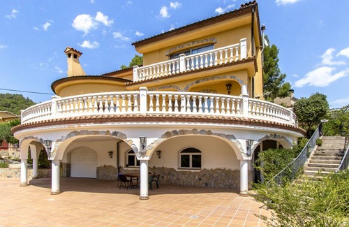 Torrelles de Llobregat Villa | 535 m² Villa ∙ 6 bedrooms ∙ 12 guests