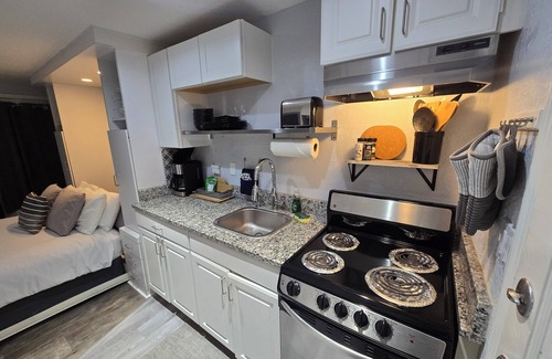 Clearwater Beach Apartment | Cozy Clearwater Beach Studio-Steps to Sand- Free Parking