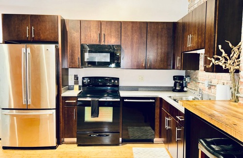 Downtown Nashville Condo | Enjoy extra savings | no rental car needed! Walk to Broadway! The Waylon Loft by Music City Loft
