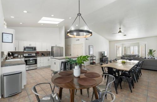 Paradise Park Vista House | Entertainer's DREAM! 7 bedroom/4 bath w HEATED POOL & SPA (SLEEPS 16)