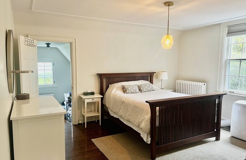 Barrie House | Gorgeous Cape Cod Home in historic North Barrie-lake views & 2 min walk to lake