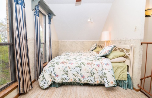 Wetmore House | Home Away from Home(Sleeps 6) No city Tax