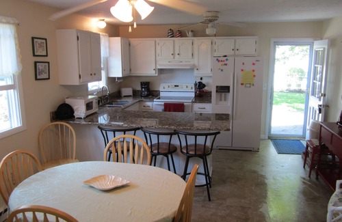 Eastward Look House | IMMACULATE HOUSE-WI FI, A/C, SLEEPS 12, 3 FULL BATHS, WALK TO BEACHnAUG 2-9 OPEN