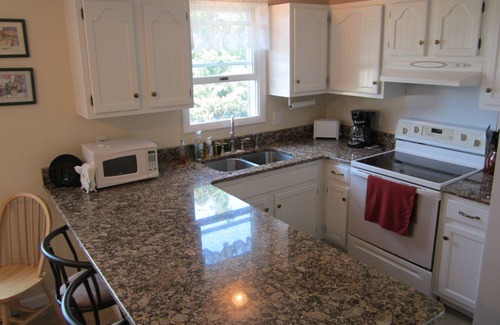 Eastward Look House | IMMACULATE HOUSE-WI FI, A/C, SLEEPS 12, 3 FULL BATHS, WALK TO BEACHnAUG 2-9 OPEN