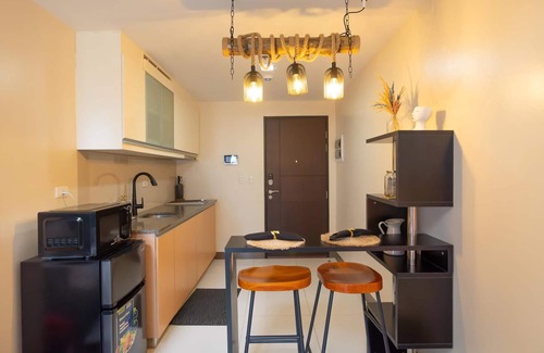 Salcedo Village Apartment | Luxury Cozy Stylish Loft in Makati