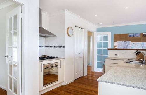 Mollymook Beach House | McGrath welcomes you to Hook Wine And Sinker