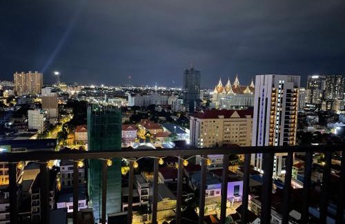 Chamkar Mon Apartment | Modern Apartment with Rooftop Pool & Gym