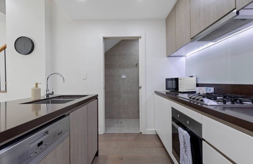 Waterloo Apartment | Modern City-Fringe Townhouse