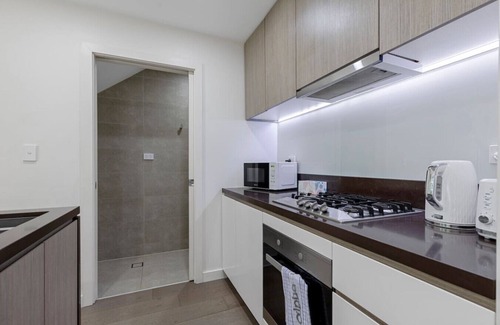 Waterloo Apartment | Modern City-Fringe Townhouse