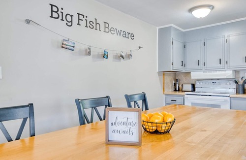 Belspring House | New River 3BR - Fishing, Kayaking, Hot tub & VT Game Weekends