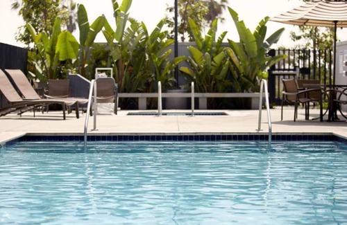 Marathon House | Outdoor Escape! Three Comfy Units Near Attraction and Pool