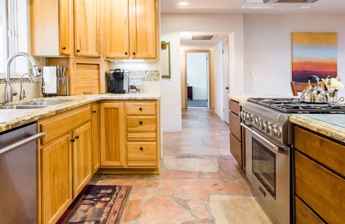 Sherwood Towne House | ⭐️ Outdoor Oasis - Heated Pool + Spa Near Old Town