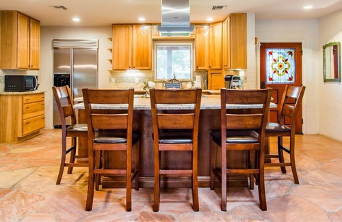 Sherwood Towne House | ⭐️ Outdoor Oasis - Heated Pool + Spa Near Old Town