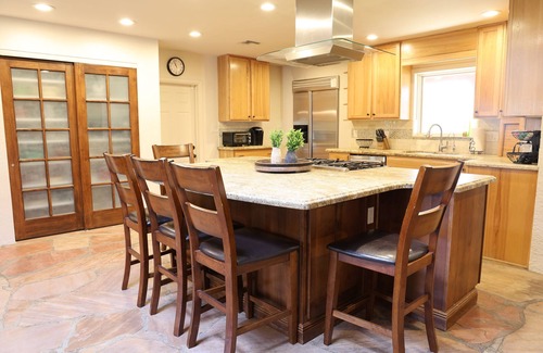 Sherwood Towne House | ⭐️ Outdoor Oasis - Heated Pool + Spa Near Old Town