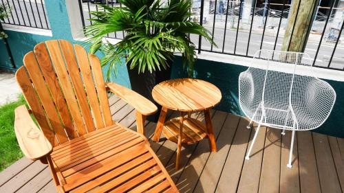 Rutledge Hill House | Sleeps 8 Walkable SoBro Suites w Local Art Vibes – by AvantStay