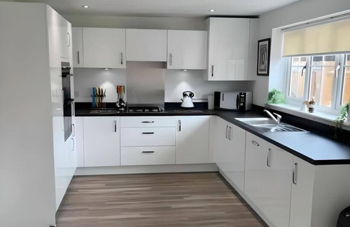 Southampton House | Spacious & Stylish House ~ Prime Location ~ HotTub