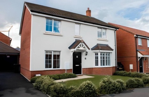 Southampton House | Spacious & Stylish House ~ Prime Location ~ HotTub