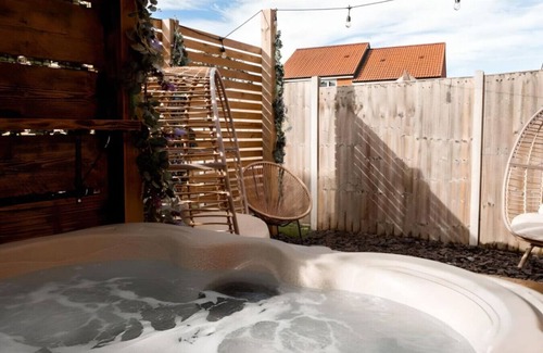 Southampton House | Spacious & Stylish House ~ Prime Location ~ HotTub