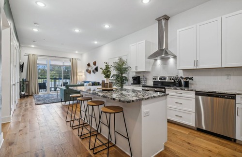 Inglewood Condo | The Crazy Town Condo- 13 minutes from Broadway, Great for Groups w Free Parking, Gym, Rooftop