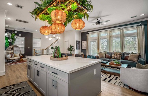 South Central Houston House | The Green Haus: Luxxe Cabana Rooftop Retreat