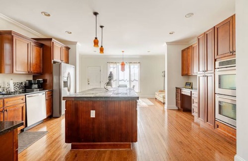 Buena Vista House | THIS IS IT! Location, luxury and room for 12 in actual beds!