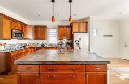 Buena Vista House | THIS IS IT! Location, luxury and room for 12 in actual beds!
