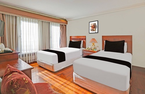 Pio del Pilar Hostel | Townhouse OAK Makati Manila Near PNR Pasay Evangelista formerly VIP Suites