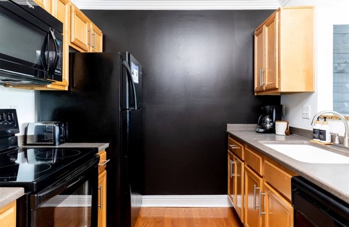 North Capitol Apartment | WALK to Downtown & Broadway - Pool, Parking & Patio
