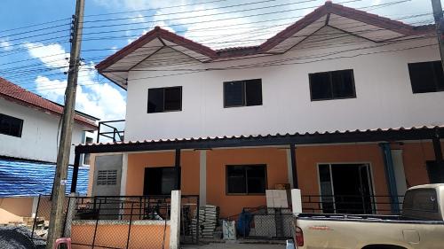 Ongkharak Hostel | หลังมอ อพาร์ตเมนต์สามสาว