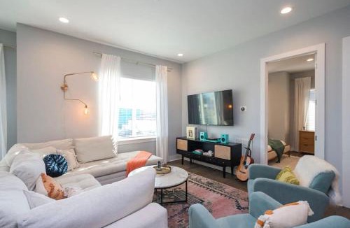 Buena Vista House | 1 Mile to Downtown 4BR 4BA w Rooftop Deck