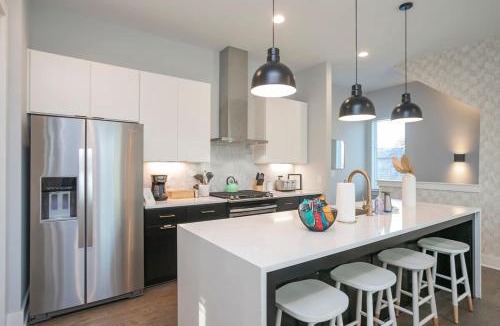 Buena Vista House | 1 Mile to Downtown 4BR 4BA w Rooftop Deck