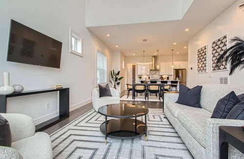 Hurwood Heights House | 11- Modern Retreat - The Music City Collection
