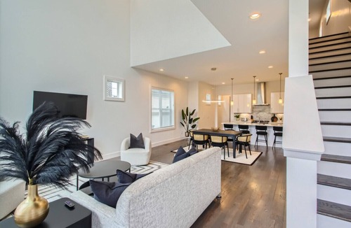 Hurwood Heights House | 11- Modern Retreat - The Music City Collection