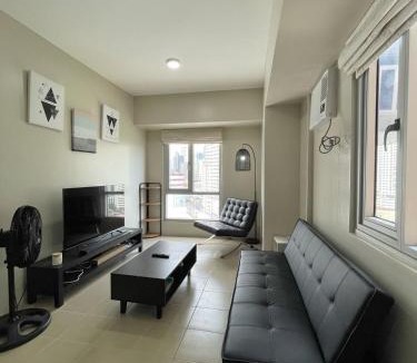 Pio del Pilar Apartment | 1BR Avida San Lorenzo Condo w Parking WiFi Tower 2 in Makati City