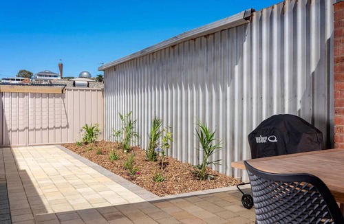 Geraldton Apartment | 2 Bedroom Unit Central, 5 minutes walk to pristine beaches! Newly renovated