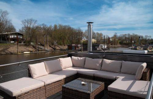 Neuland Boat Rental | 23 m² Houseboat ∙ 1 bedroom ∙ 4 guests