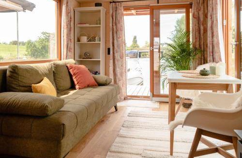 Neuland Boat Rental | 23 m² Houseboat ∙ 1 bedroom ∙ 4 guests