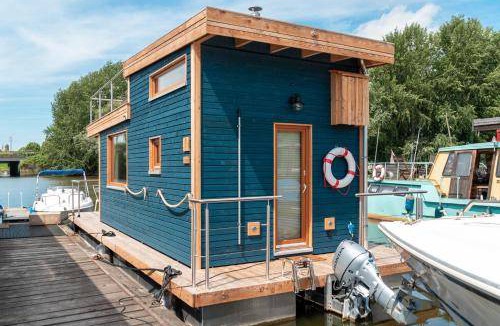 Neuland Boat Rental | 23 m² Houseboat ∙ 1 bedroom ∙ 4 guests