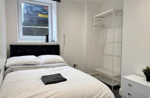 Birkenhead Apartment | 3BD Modern Home with Free Private Parking