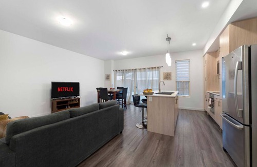 Barrie House | 3BR 2bth home@Barrie10min toCentennial beachnnEntire townhouse in Barrie,Ontario