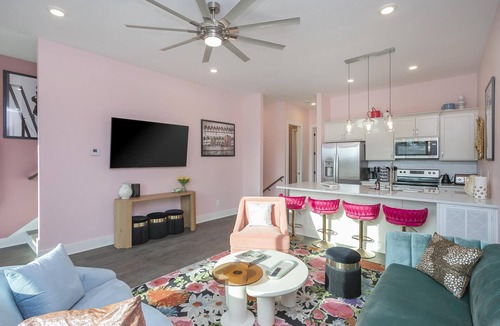 Hadley - Washington House | 4 Side by Side Homes | 32 beds | Dolly's Dream House & Bluegrass Bungalow