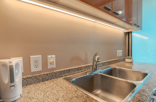 Coal Harbour Condo | (50% OFF) Perfectly Located Condo for Exploring DT Vancouver | Walk to Robson St