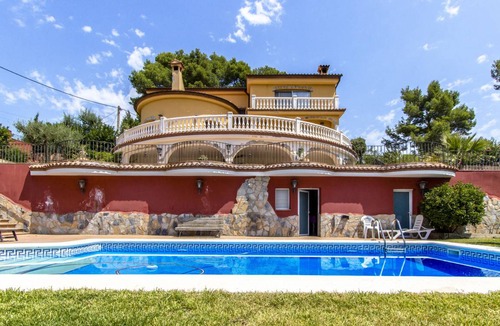 Torrelles de Llobregat Villa | 535 m² Villa ∙ 6 bedrooms ∙ 12 guests
