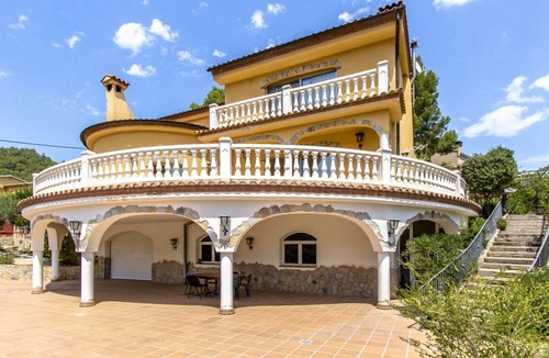 Torrelles de Llobregat Villa | 535 m² Villa ∙ 6 bedrooms ∙ 12 guests